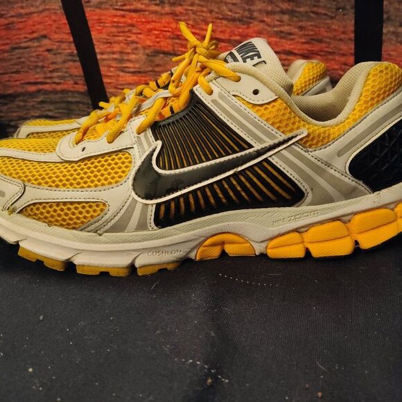 Nike Air Zoom Vomero 5 University Gold Mens Sneakers Size 9.5 main image 6